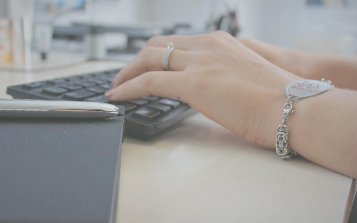 Espace de travail organisé avec éclairage naturel et équipement moderne